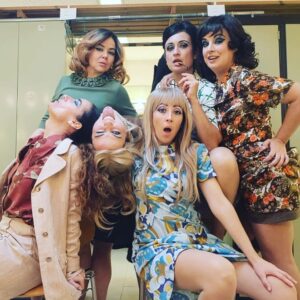 Posando-junto-a-mis-compañeras-en-el-tetatro-de-la-Maestranza