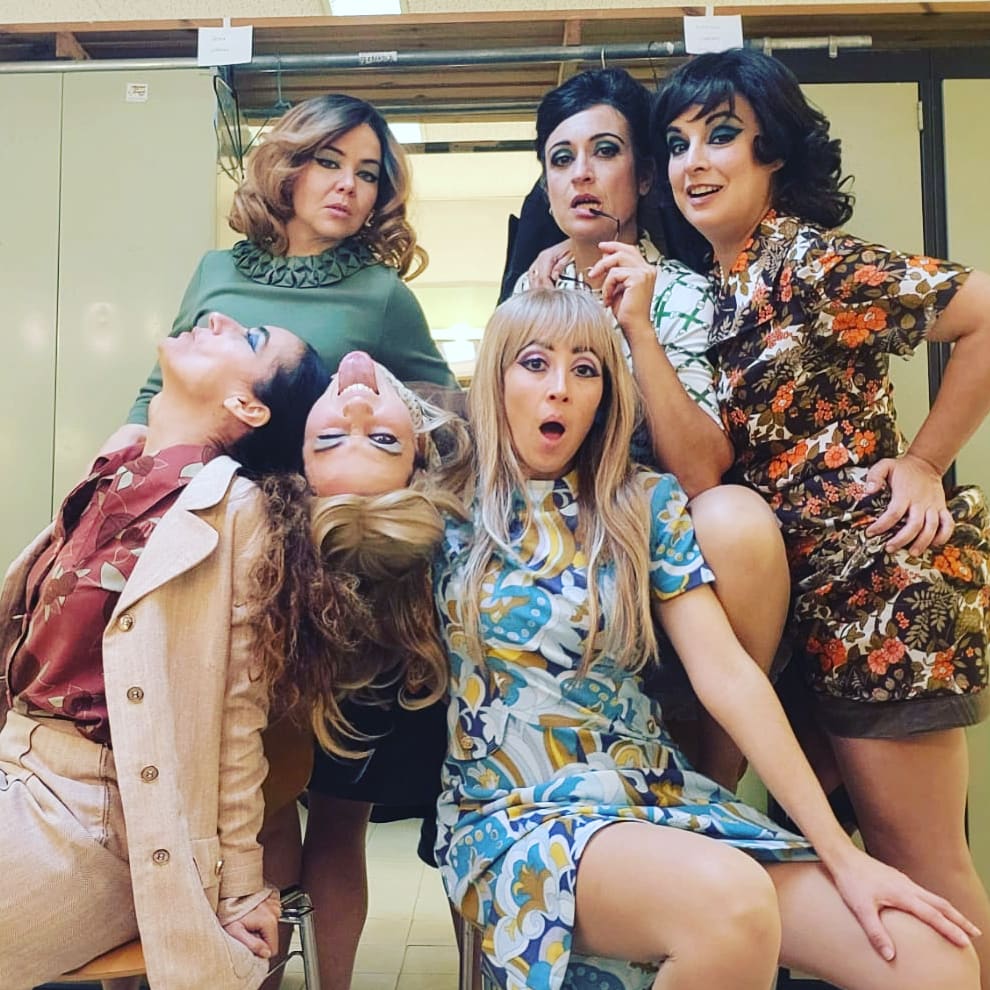 Posando-junto-a-mis-compañeras-en-el-tetatro-de-la-Maestranza