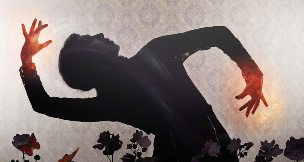 Pose de flamenco, con brazos arqueados.