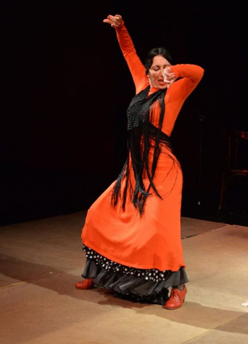 Bailando-en-Estambul-con-vestido-rojo.jpg